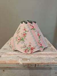 Image 1 of Moyen abat jour "Écrin de roses "