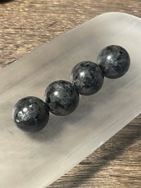 Larvakite mini spheres 