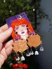Image 1 of pendientes book club en madera de cerezo con flores y estrellas (plata)