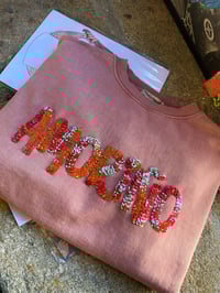 Image 1 of Suadoiro bordado a man. AMORIÑO ROSA. Talla S/M oversize.