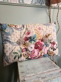 Image 1 of Coussin " Bouquet d'Elise "