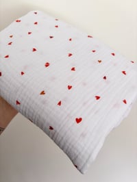 Image 1 of Tissu Double Gaze Gaufrée Petits Coeurs 🧡