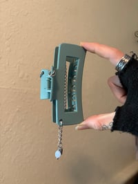 Image 2 of FIERCE CLAW CLIP (style h)