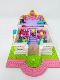 Image 4 of Ensemble bracelet et Polly Pocket Le magasin de robes de mariées