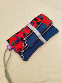 Image 3 of Maxi Cartera ZARVAJE ROJO, con azul y elástico plateado