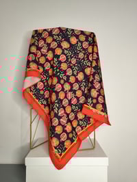 Image 1 of PAÑUELO 70 x 70 SEMISEDA GRANADAS NEGRO