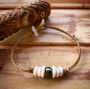 Image of Tahitian pearl with puka shells bracelet