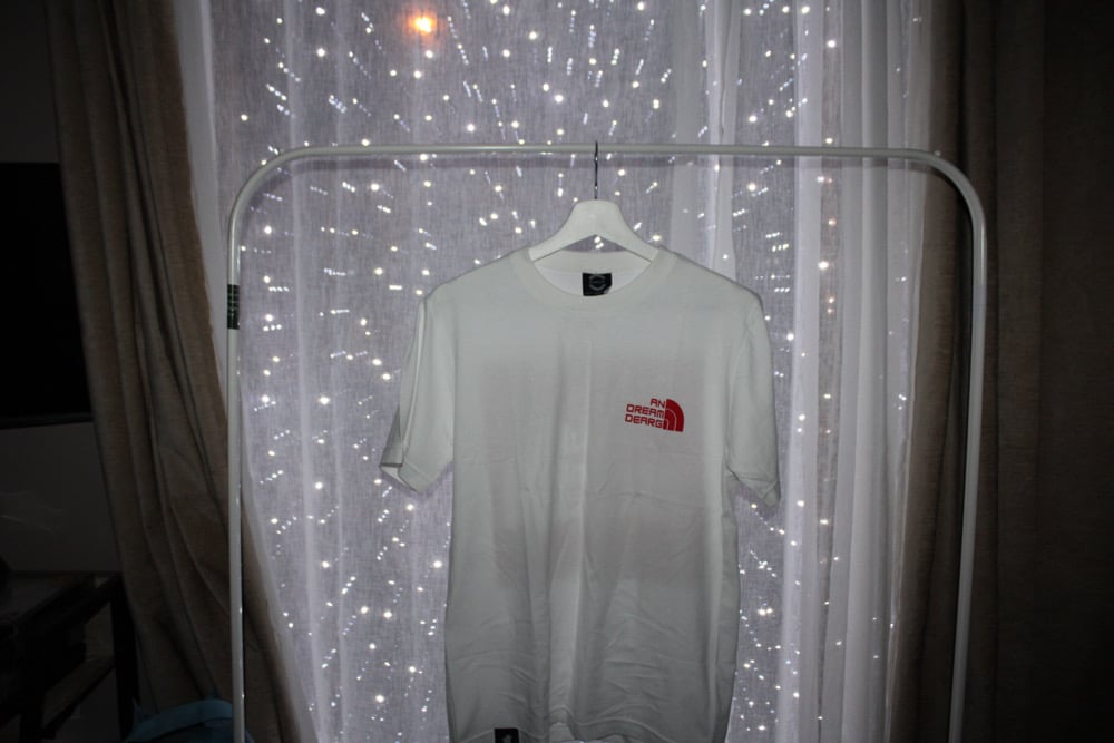 An Dream Dearg T-Léine Bán