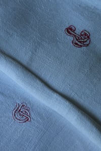 Image 3 of 2 Vintage Handtücher mit weiss-roten Monogrammen und Blumenmuster