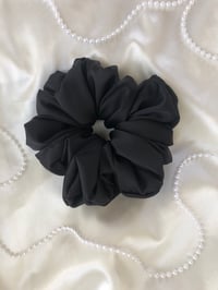 Image 2 of SCRUNCHIE OVERSIZED BLACK/CZARNY