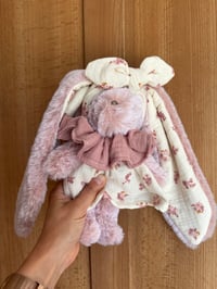 DOUDOU FOURRURE ROSE ET SA TENUE