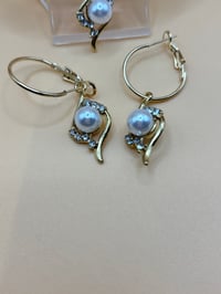 Image 4 of Parure Élégance Nacrée – Bracelet & Boucles d’Oreilles Perles Marbrées Dorées