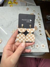 Neutral checkered geometric
