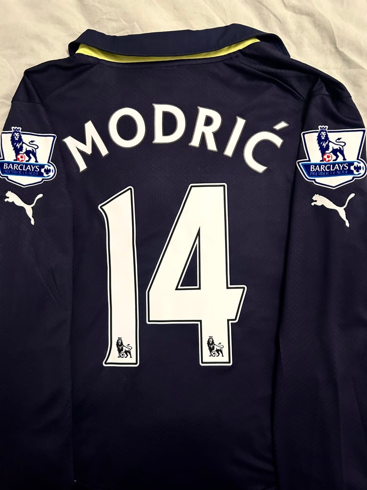 Image of Tottenham Hotspur “MODRIĆ 14” 2010/11 Long Sleeve Third Shirt + patches (L)