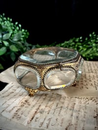 Image 1 of Magnifique boite à bijoux en verre et laiton et soie capitonnée beige. XIXème s. copy