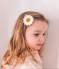 Image 2 of Large daisy clip 
