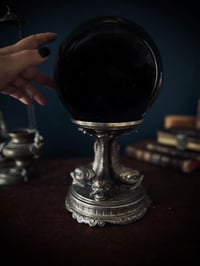 Image 6 of Superbe boule noire de 15 cm de diamètre sur un incroyable support en bronze argenté, début 1900