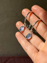 Image 4 of Chained Hoops mit Iolith Charms