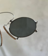 Image 3 of Lunettes solaires pince-nez du XIXème siècle, verres gris.