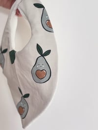 Image 4 of Le bavoir bandana…tendance ! 🥑