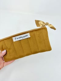 Image 2 of Pochette de transport LA SOLAIRE velours matelassé moutarde