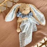 Image 4 of DOUDOU ET SON LANGE MOTIF FLEUR BLEU