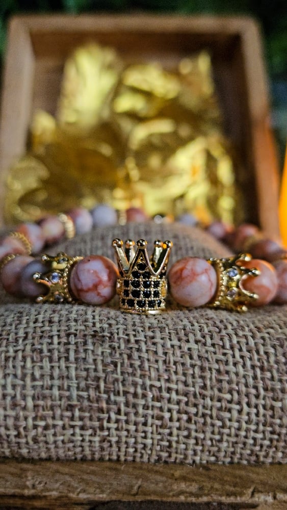 👑The Armored Kingdom Pink Petal Crown Stone Bracelet 
