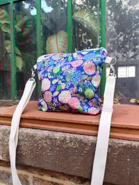 Image 3 of Bolso bandolera HORTENSIAS azul