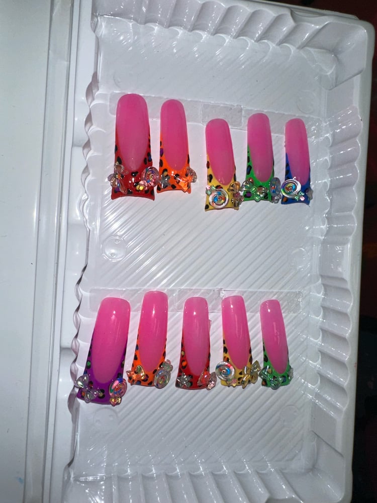 Image of Colorful Press on Set 