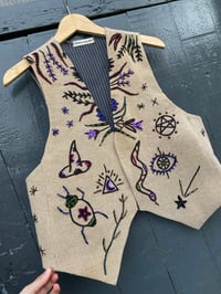 Image 3 of Chaleco bordado a man. HABELAS HAINAS. Talla XL. Deseño exclusivo!