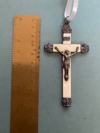 Image 5 of Grande croix, pendentif du 19ème siècle, en os et argent plaqué poinçonné. 