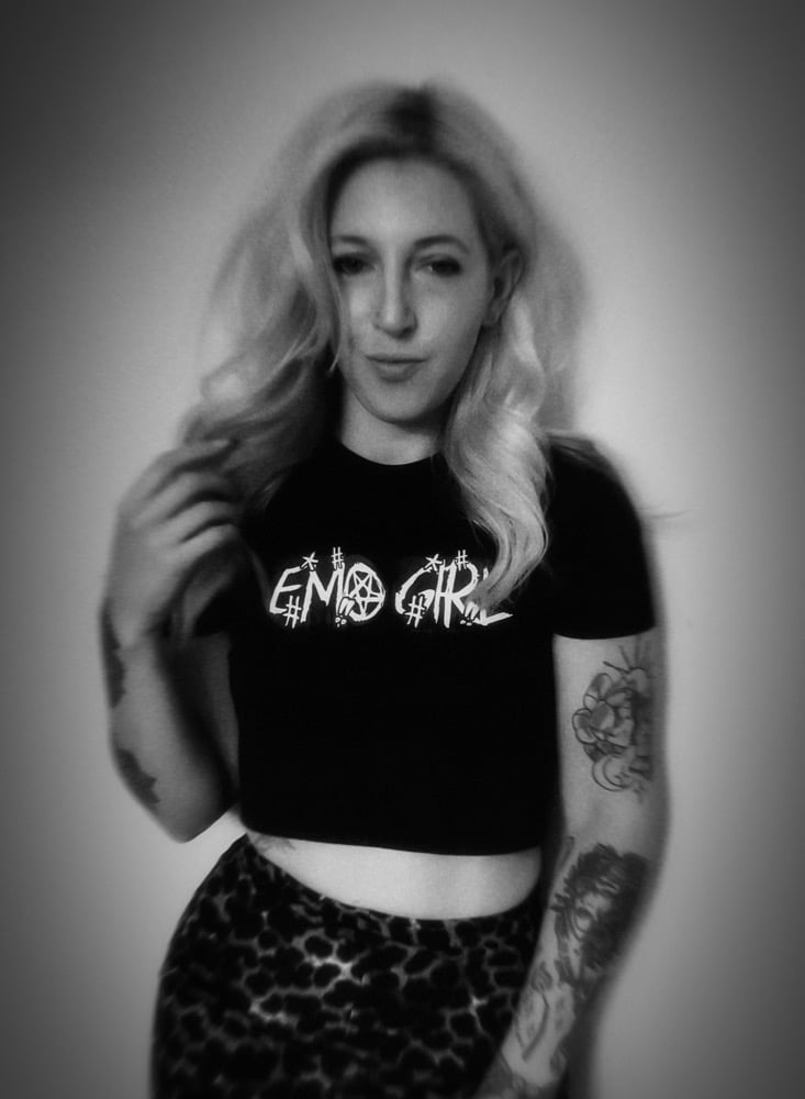 Image of EMO GIRL CROP BLACK