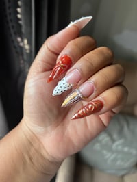 Cinnamon swirl press on set 