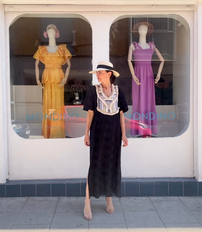 BLACK PLEATED KAFTAN KAFTAN WITH INDIAN NECKLINE