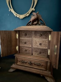 Image 2 of Incroyable petit meuble à bijoux, en bois sculpté, dite Forêt Noire, fin du 19ème s.