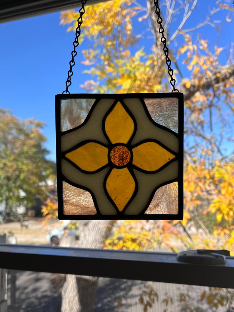 Image of Cream / amber flower tile