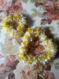 Image 1 of Couronne hortensia blanc et jaune gypsophile blanc 