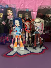 xg ' something ain't right' bratz-inspired standee. (full group)