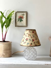 Image 2 of Lampe en verre avec abat-jour fleuri