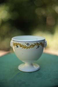 Image 2 of Kleine Fayence Vase/Schüssel mit Fuss, bemalt, mit Löwenkopfhenkeln