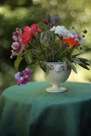 Image of Kleine Fayence Vase/Schüssel mit Fuss, bemalt, mit Löwenkopfhenkeln