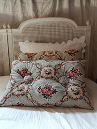 Image 2 of Coussin "Mémoire fleurie"