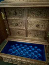 Image 4 of Incroyable petit meuble à bijoux, en bois sculpté, dite Forêt Noire, fin du 19ème s.