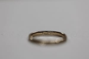Image of 18ct gold 2mm ‘Olive leaf’ engraved ring