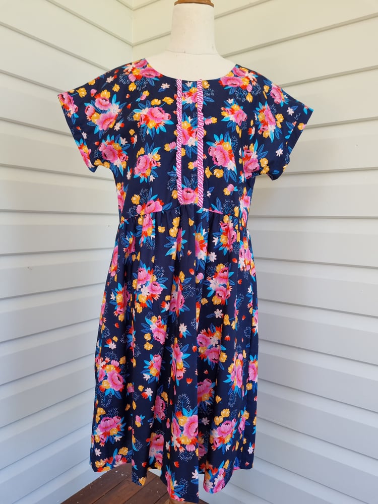 Image of HANNAH NAVY FLORAL. Size Small