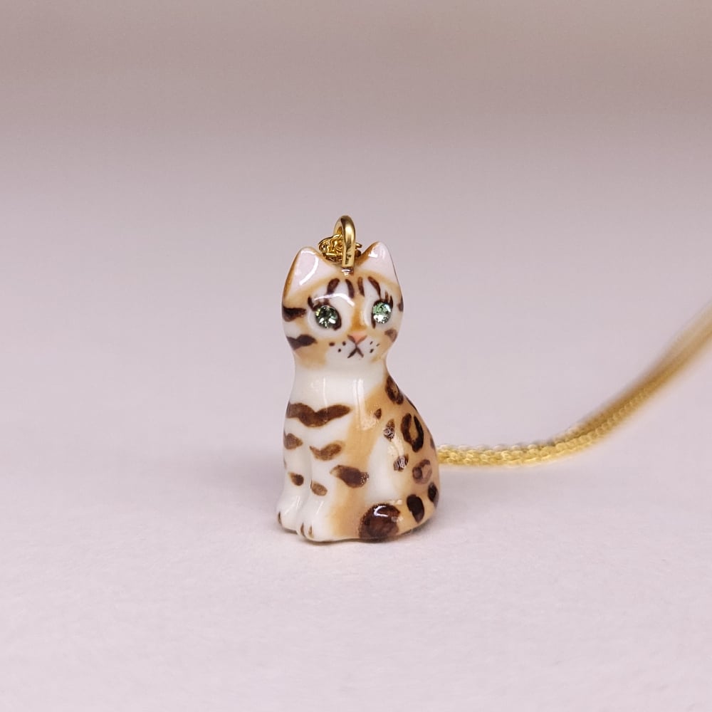 Image of Bengal Porcelain & Gold Vermeil Sitting Kitten Pendant