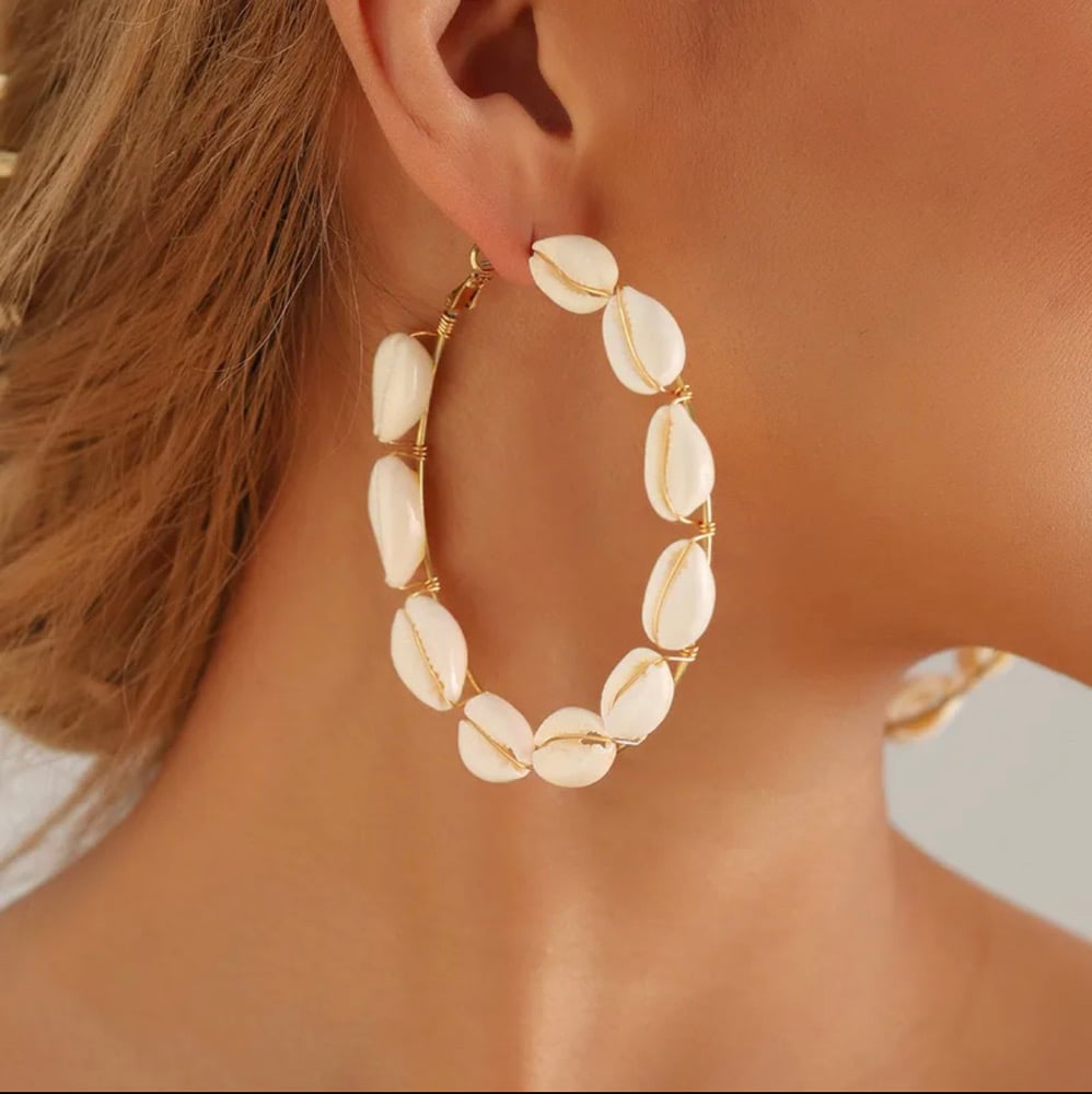 Image of  Casual Hawaiian Vacation Shell Earrings 