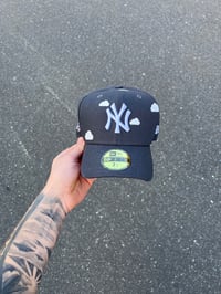Image 2 of PARTLY CLOUDY CHARCOAL GRAY NEW YORK YANKEES CUSTOM FITTED CAP