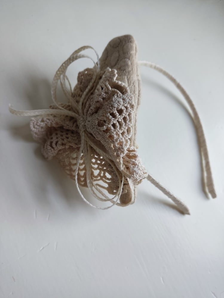 Image of Cerchietto uncinetto e fiocco avorio 