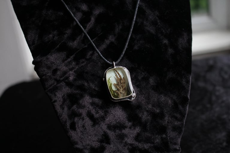 dead good frog paw necklace reduced due to scratch Image 7